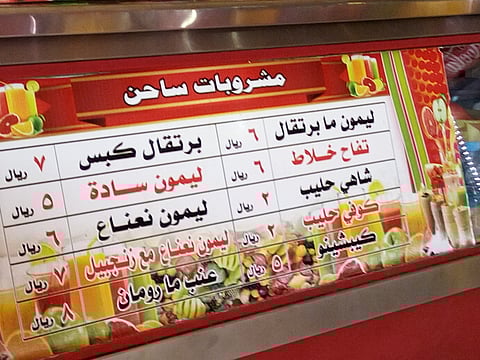 لوحات إعلانية بأنامل آسيوية تسيء للغة العربية