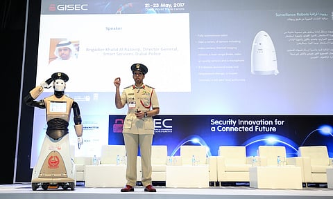 شرطة دبي تعلن رسمياً انضمام أول شرطي آلي لصفوف كوادرها