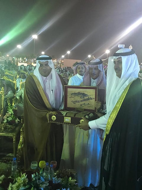 رئيس هيئة السياحة يكرم أمين الطائف