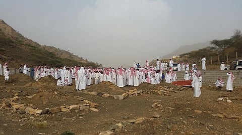 أهالي ربوع العين بأضم يشيعون جثمان الشهيد "المتعاني"