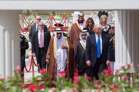 شاهد.. "جنود الكاميرا".. نجوم نصبوا العدسة لنقل قمم "سلمان" و"ترامب"