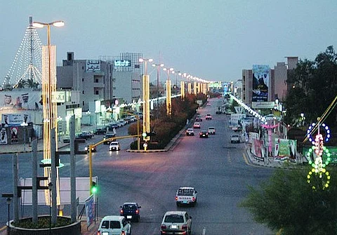 تم تجريده من العباءة والنقاب.. ضبط مواطن متنكر بزي امرأة بعرعر