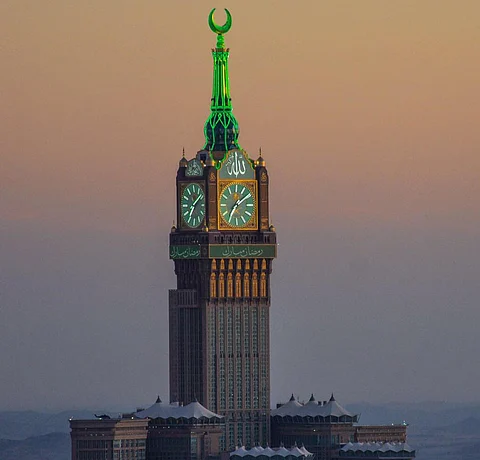 شاهد.. "برج الساعة" بمكة يعلن دخول رمضان على طريقته