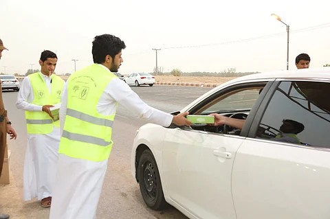 "تنمية الأفلاج" توزِّع 200 وجبة إفطار على المسافرين أول أيام رمضان