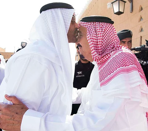 خادم الحرمين الشريفين يتلقى اتصالاً هاتفيًّا من ولي عهد أبوظبي