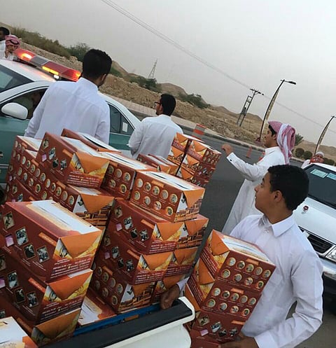 "تفطير الصائم الجوال" يوزِّع 800 وجبة على مدخل "حوطة بني تميم"