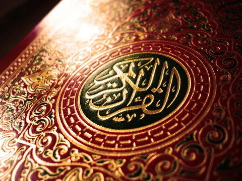 آيتان قد تُفهمان خطأً .. "وَيَسْتَحْيُونَ نِسَاءكُمْ" .. ولـ "ابن عباس" قولٌ في "سُجَّداً"