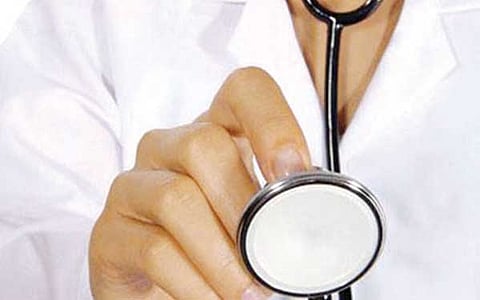 حدث في الدمام.. طبيب يكتشف كارثة صحية فيكافَأ بنقل تعسفي!