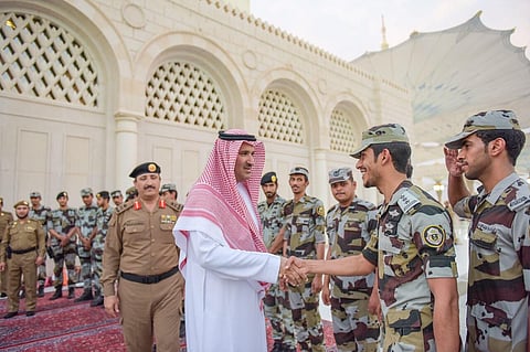 شاهد.. أمير المدينة يشارك رجال الأمن إفطارهم في المسجد النبوي