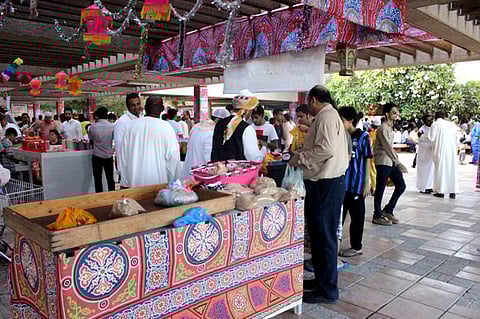 شاهد.. إقبال كبير على أسواق ينبع الصناعية الرمضانية يدفعه التنظيم المميز