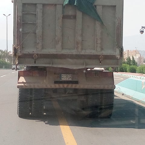 عسير.. شاحنة تسير بلوحة مقلوبة في طريق عام
