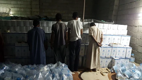 شاهد.. دوريات الأمن السرية تطيح بعمالة تعد مياه زمزم مقلدة