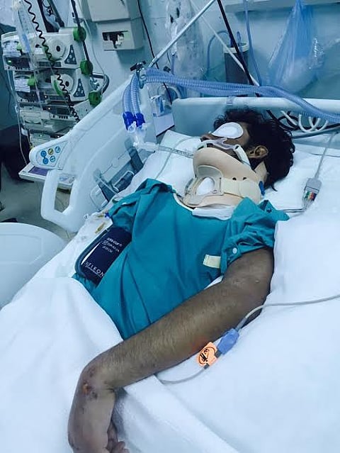 "القحطاني" مصاب بكسور بالفقرات والحوض .. ووالده يناشد بعلاجه بتخصصى