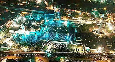 مساجد تغصُّ بالمصلين وعادات وتقاليد احتفائية.. شاهد كيف يستقبل الإندونيسيون رمضان