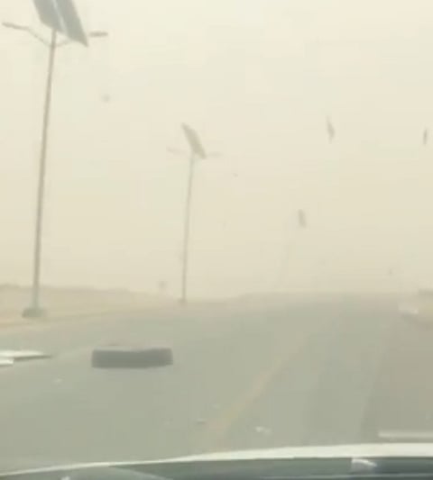 شاهد.. سقوط أعمدة الإنارة بسبب موجة الغبار في بقيق
