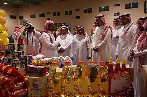 توزيع "سلة غذائية" على 130 أسرة محتاجة بالشرقية