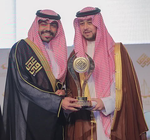 نائب أمير القصيم يتوّج "العنزي" بجائزة الشاب العصامي للإعلام لعام 2017