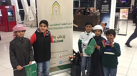 شاهد .. مبتعثو أدليد يستقبلون بعثة الأخضر بالورد والأعلام الخضراء
