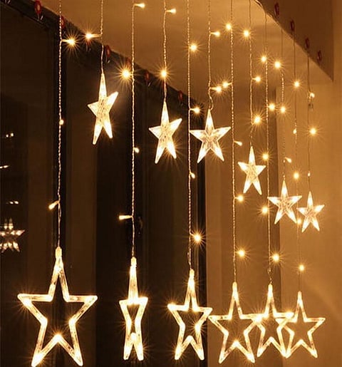 الفوانيس والحبال المضيئة والزخارف "ثلاثي" أجواء رمضان بالدمام