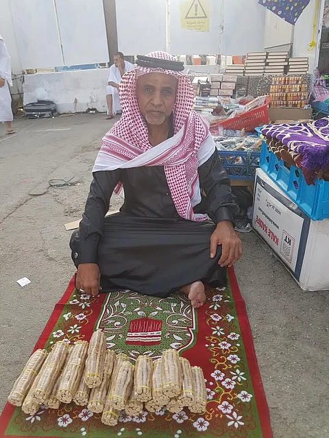 بائع المساويك لـ"سبق": الحنش الأكثر طلباً والأغلى سعراً.. ورمضان الأكثر إقبالاً