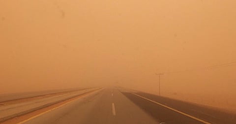 رياح مُثيرة للأتربة والغبار وتحدُّ من مدى الرؤية بـ 5 مناطق
