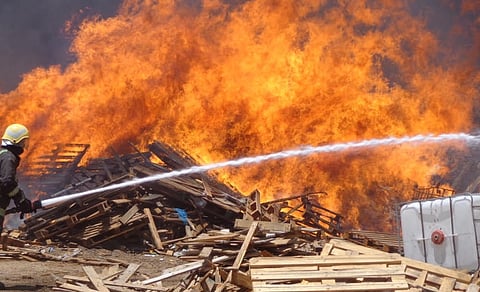 مدني جدة يسيطر على حريق طبليات بجنوب المحافظة دون إصابات