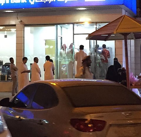 أهالي خيبر يشتكون من أزمة الازدحام المستمر عند "الصرافات" الآلية