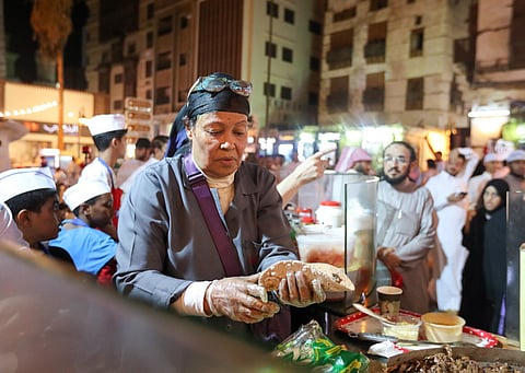 حقيقة عمرها 18 عاماً وليست تمثيلاً .. "وجنات الرهبيني" تبيع الكبدة في جدة