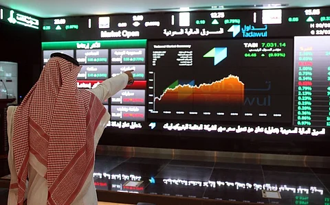 سوق الأسهم يغلق مرتفعًا عند مستوى 6927 نقطة