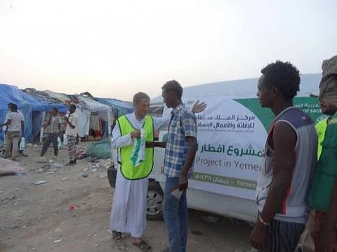 مركز الملك سلمان للإغاثة يوزع مشروع إفطار صائم في مأرب