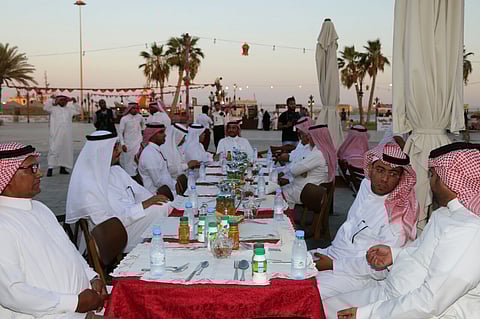 شاهد.. إفطار جماعي فاخر بـ"تاريخية ينبع" يشهد بالنجاح التنظيمي للشباب السعودي