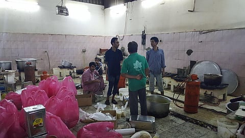 كشفته الدوريات السرية.. شاهد ضبط وإغلاق مطبخ عشوائي يُعِد وجبات للفنادق بمكة