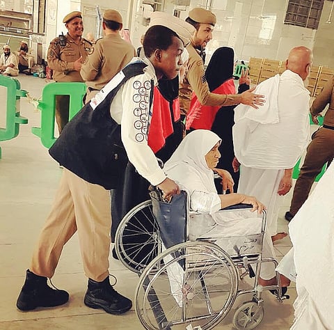 بالصور.. "سبق" ترصد همة الكشافة في تقديم الخدمات الإنسانية للمعتمرين بالحرم