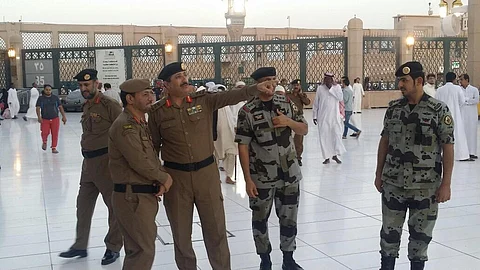 شاهد.. هذا ما يفعله منسوبو قوة الطوارئ الخاصّة بالمدينة في المسجد النبوي