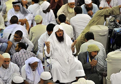 مشاهد من المسجد النبوي.. قراء تتنافس حناجرهم ترتيلاً وأيادٍ تتعالى للسماء خاشعة