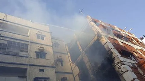 إصابة 5 في حريق بتاريخية جدة .. رجال "المدني" اقتحموا مبنى مهدّداً بالانهيار