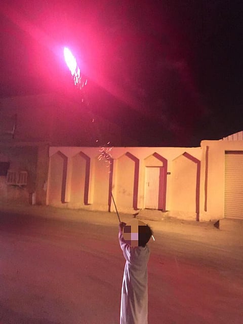 أهالي الأفلاج يعانون خطورة الألعاب النارية وانتشارها بالبسطات الشعبية