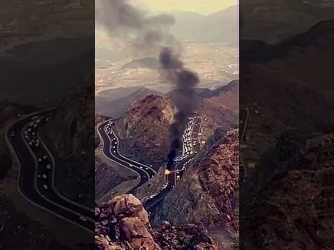 فيديو.. احتراق مركبة على عقبة طريق الكر يشل حركة السيارات