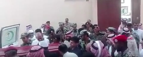 فيديو.. بالزغاريد استقبلت أسرة الشهيد "علاقي" جثمانه بجازان