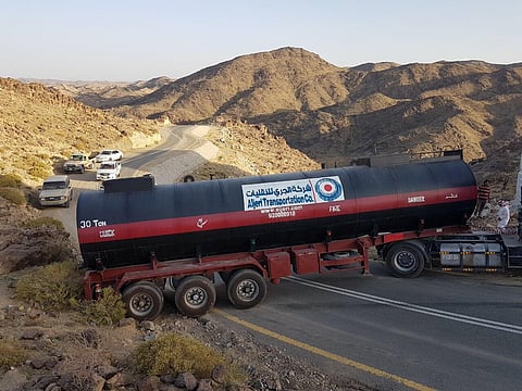 شاحنة تعزل قرى حوران والمطلا بعد أن ضَلّ سائقها الطريق