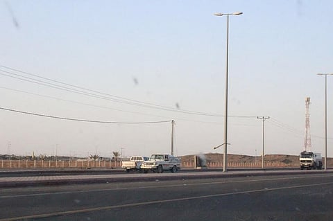 بعد إغلاق تقاطع خطير بتربة.. مركبات تعكس الطريق في ظل غياب دوريات المرور