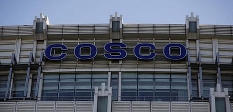 "نيويورك تايمز": شركة "كوسكو" العملاقة تعلق خدمات الشحن إلى قطر