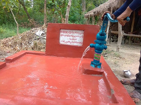 مواطن يحفر بئراً ارتوازية للمحتاجين بالهند