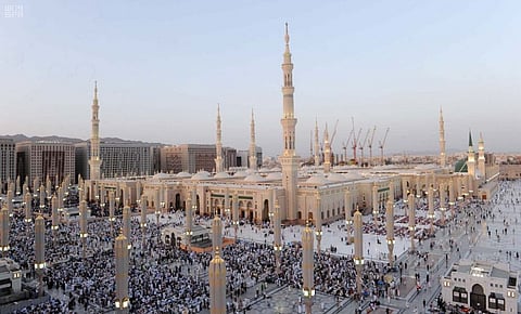 شاهد.. ساحات المسجد النبوي تحتضن المصلين تحت رذاذ الماء