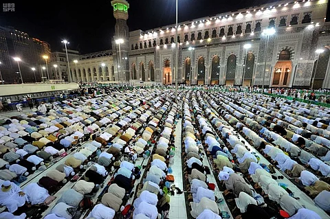 شاهد .. توافد آلاف المصلين والمعتمرين لقضاء العشر الأواخر بالحرم