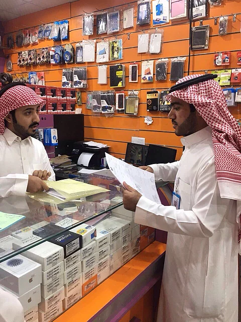 عمل الرياض يراقب توطين سوق الاتصالات.. ويضبط مخالفين