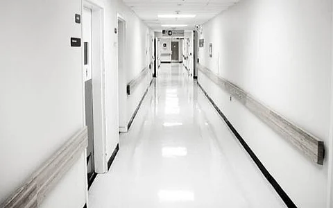 مشغِّل مستشفى "العارضة والعيدابي" يخالف توجيهات أمير جازان ويؤخِّر الرواتب