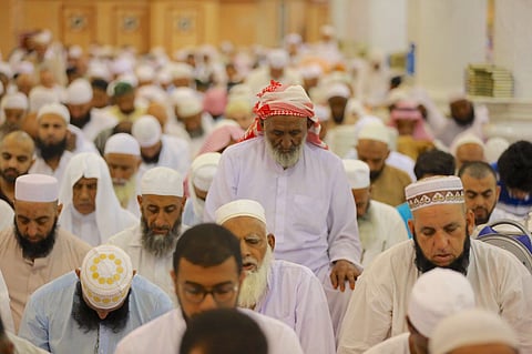 بالصور.. أجواء روحانية خلال صلاة التراويح بمسجد رسول الله