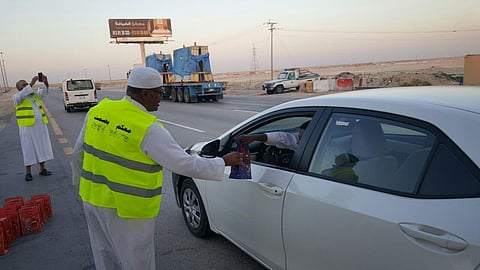 كل اسبوع.. "صم الدمام" يوزعون 5 آلاف وجبة إفطار على المسافرين