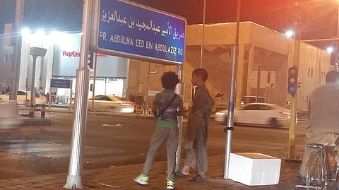 "سبق" ترصد انتشار ظاهرة التسول من بعض الوافدين بإشارات المرور بالمدينة المنورة